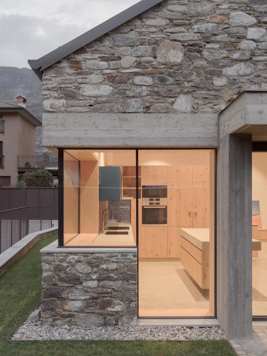 Prístavba čerpala z tradície kamenných fasád a domov so sedlovou strechou. Veľkoformátové presklenia však odkazujú na moderný dizajn.