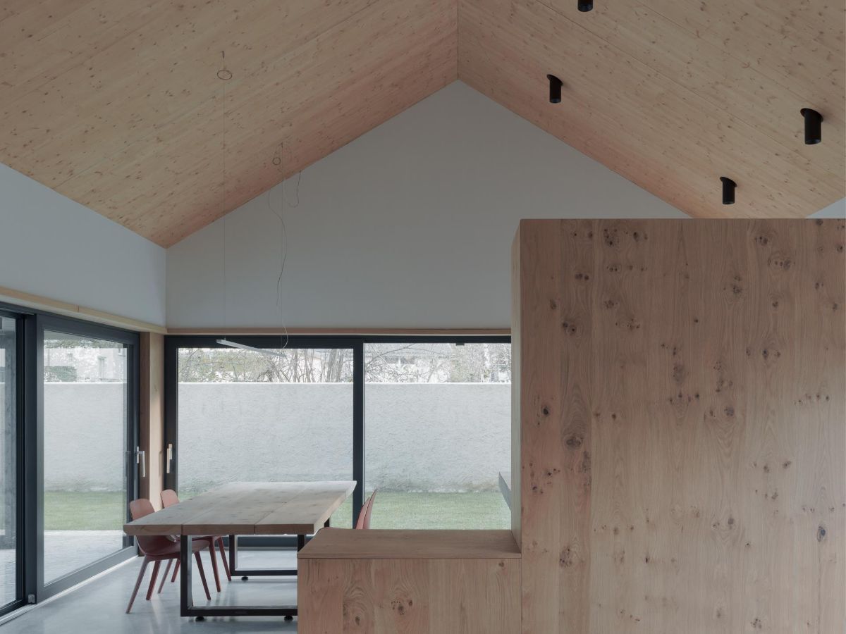 Interiér domčeka tvorí denná miestnosť, ktorá spája kuchyňu, jedáleň aj obývaciu časť.