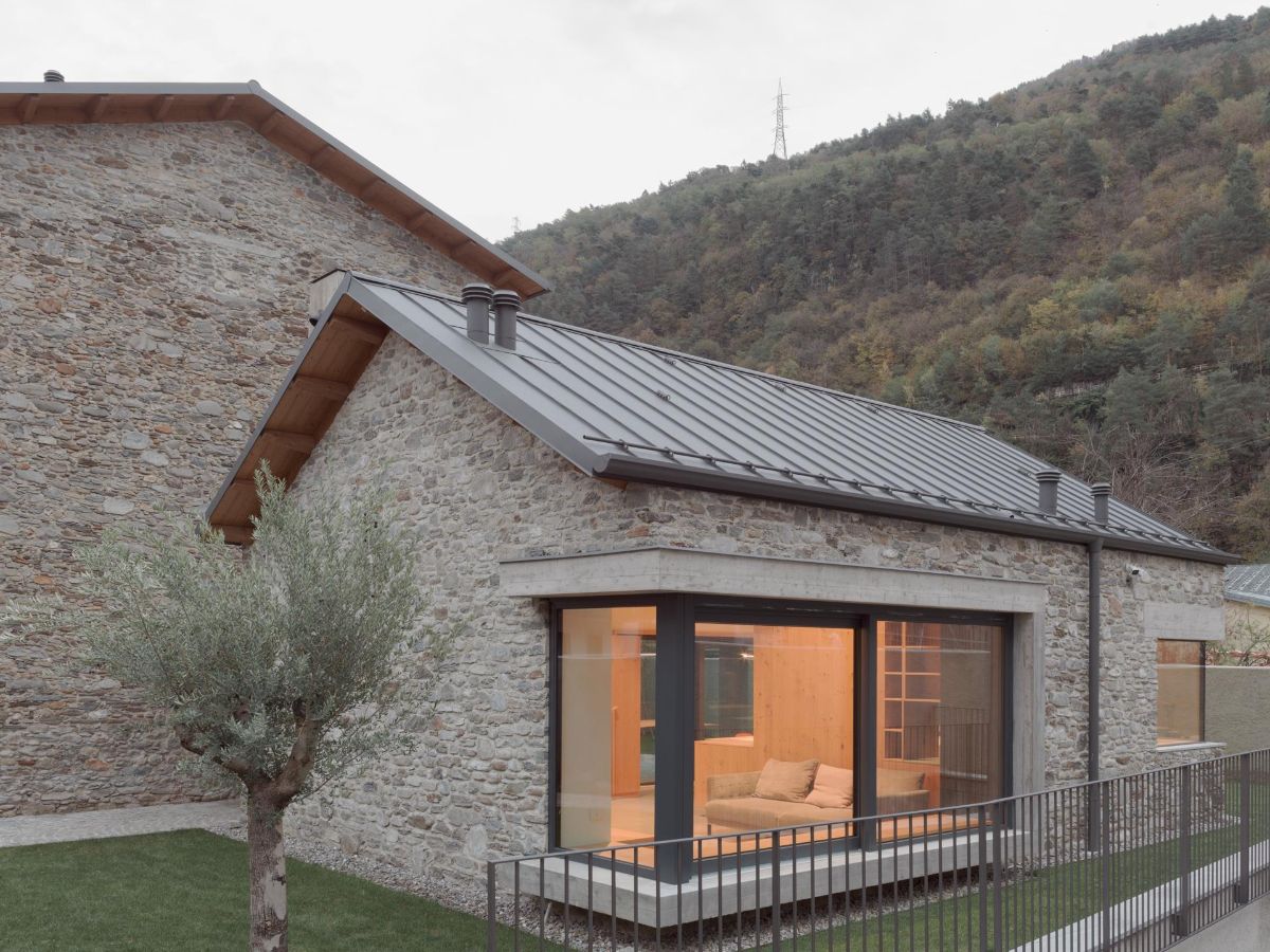 Kamenný dom aj dnes pripomína budovy, v ktorých sa bývalo pod Alpami za starých čias.