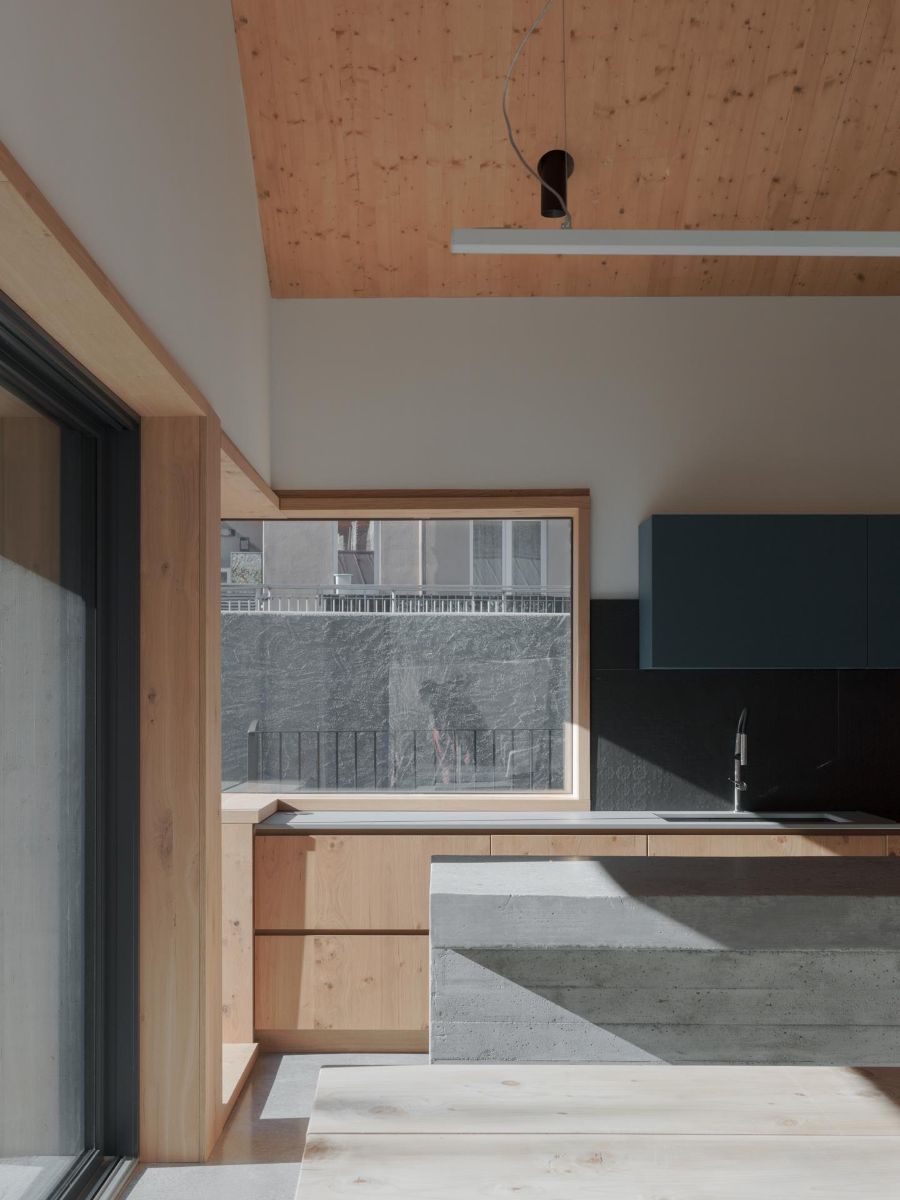 Kuchyňu tvorí drevená kuchynská linka a ostrovček s betónovou doskou. 