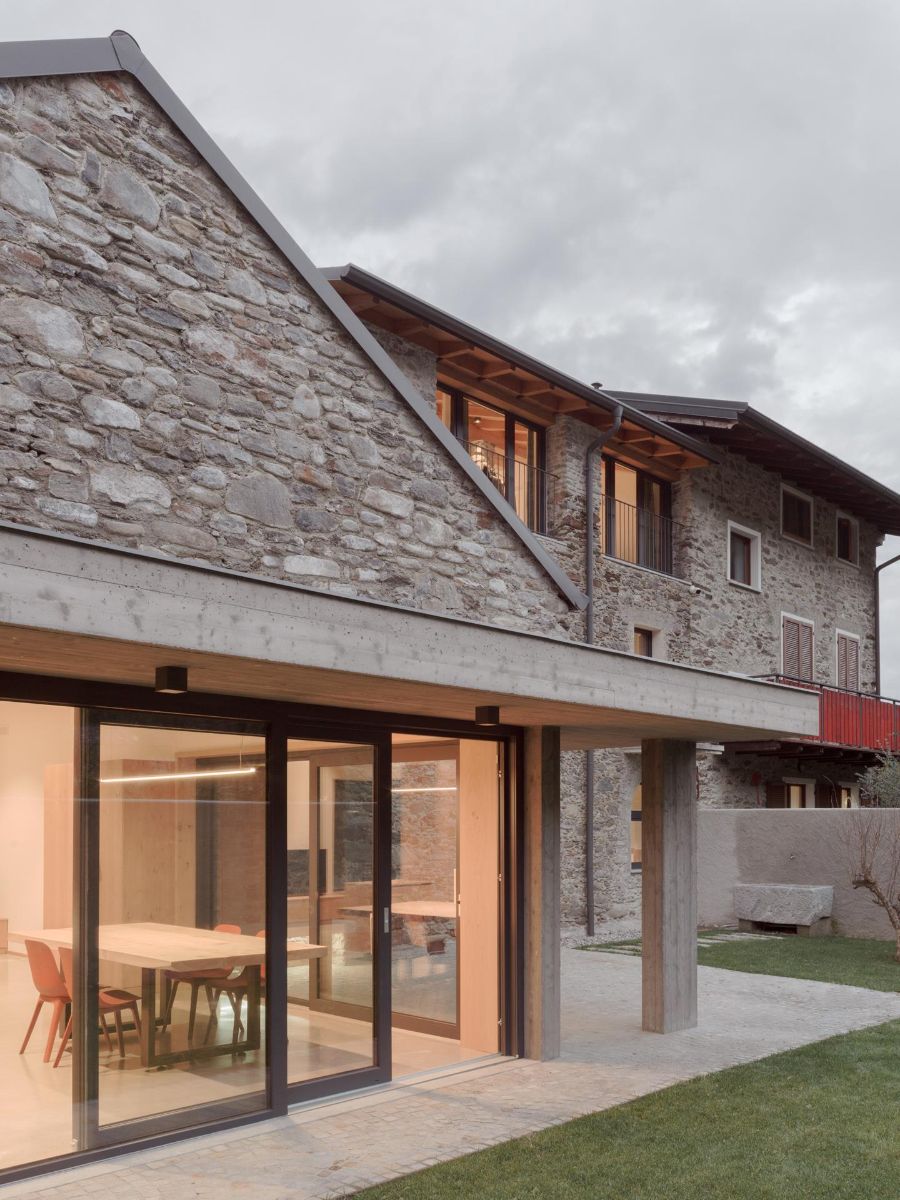 Prístavba domu svojou podobou doplnila starší dom tak, že vyzerá, ako jeho prirodzená súčasť.