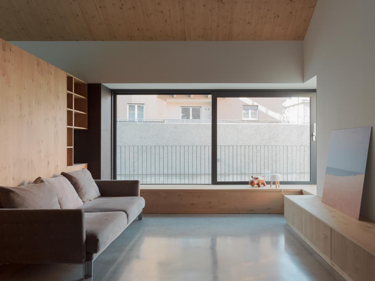 Interiér je zariadený jednoducho a v minimalistickom duchu.