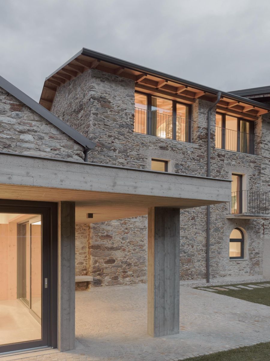 Vďaka polohe dvoch hmôt domu do tvaru L vzniklo medzi nimi súkromné nádvorie, 