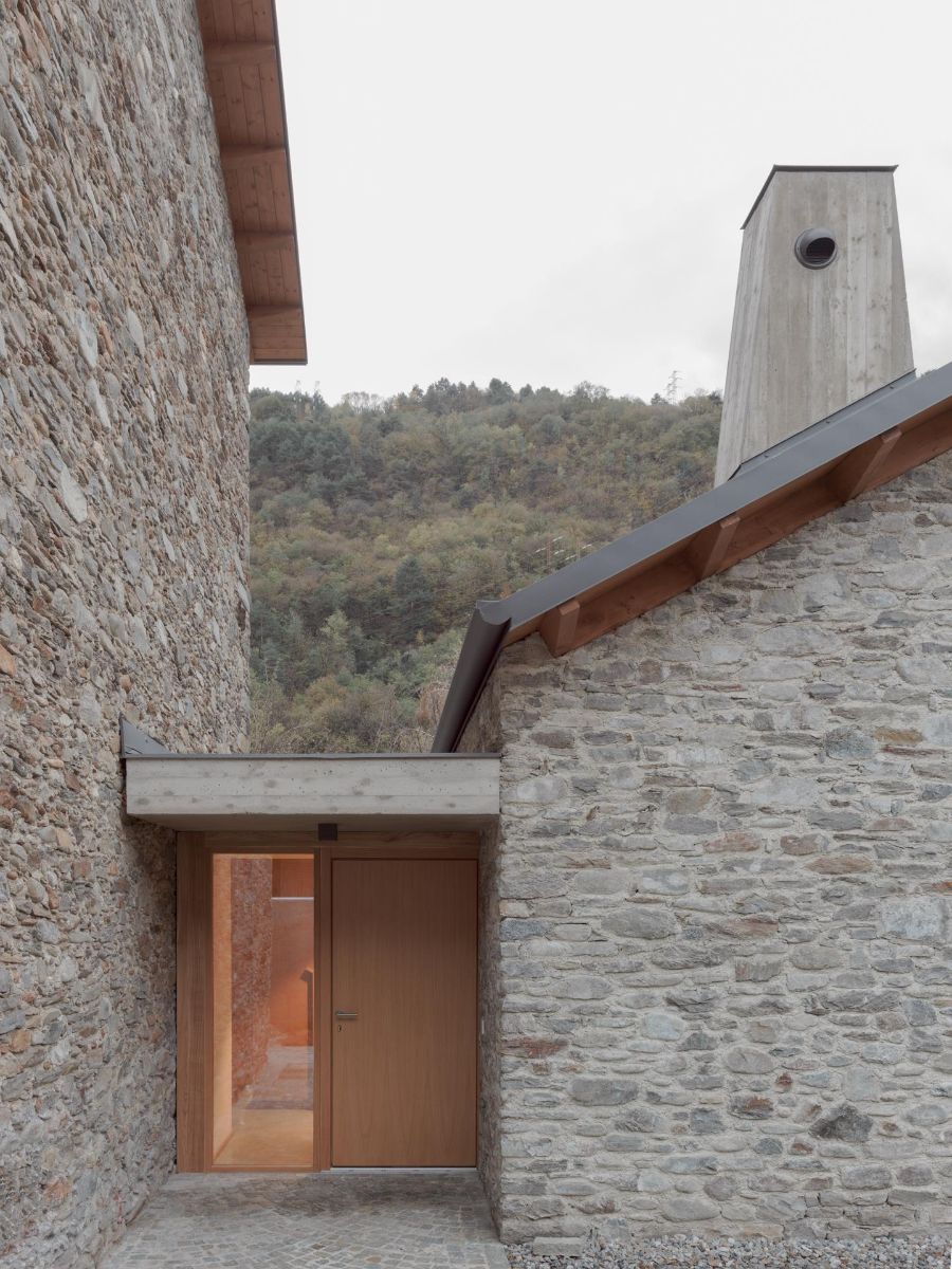 Vchod slúži ako spojnica medzi dvoma hmotami domu.