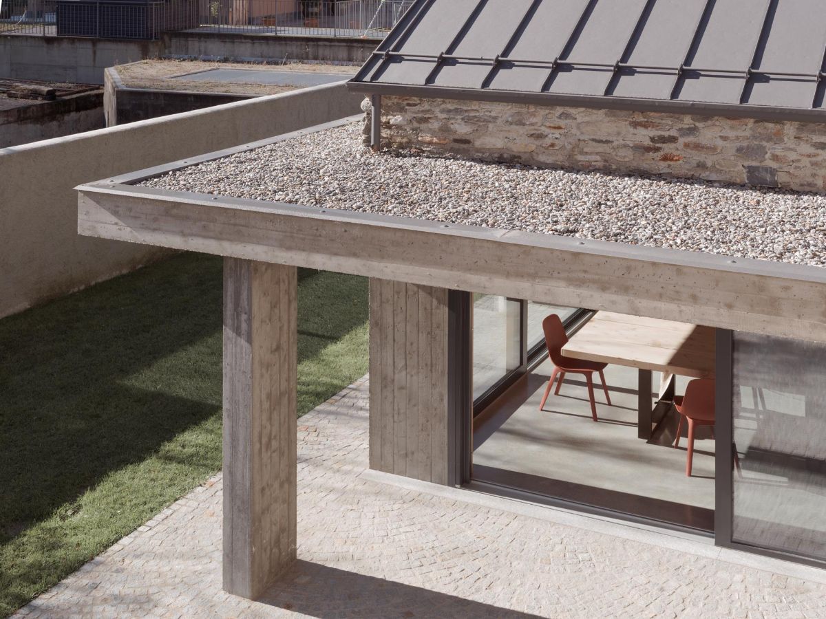 Po otvorení posuvných dverí sa jedálenský kút stáva súčasťou exteriéru.