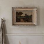 Starý obraz zavesený na stene.