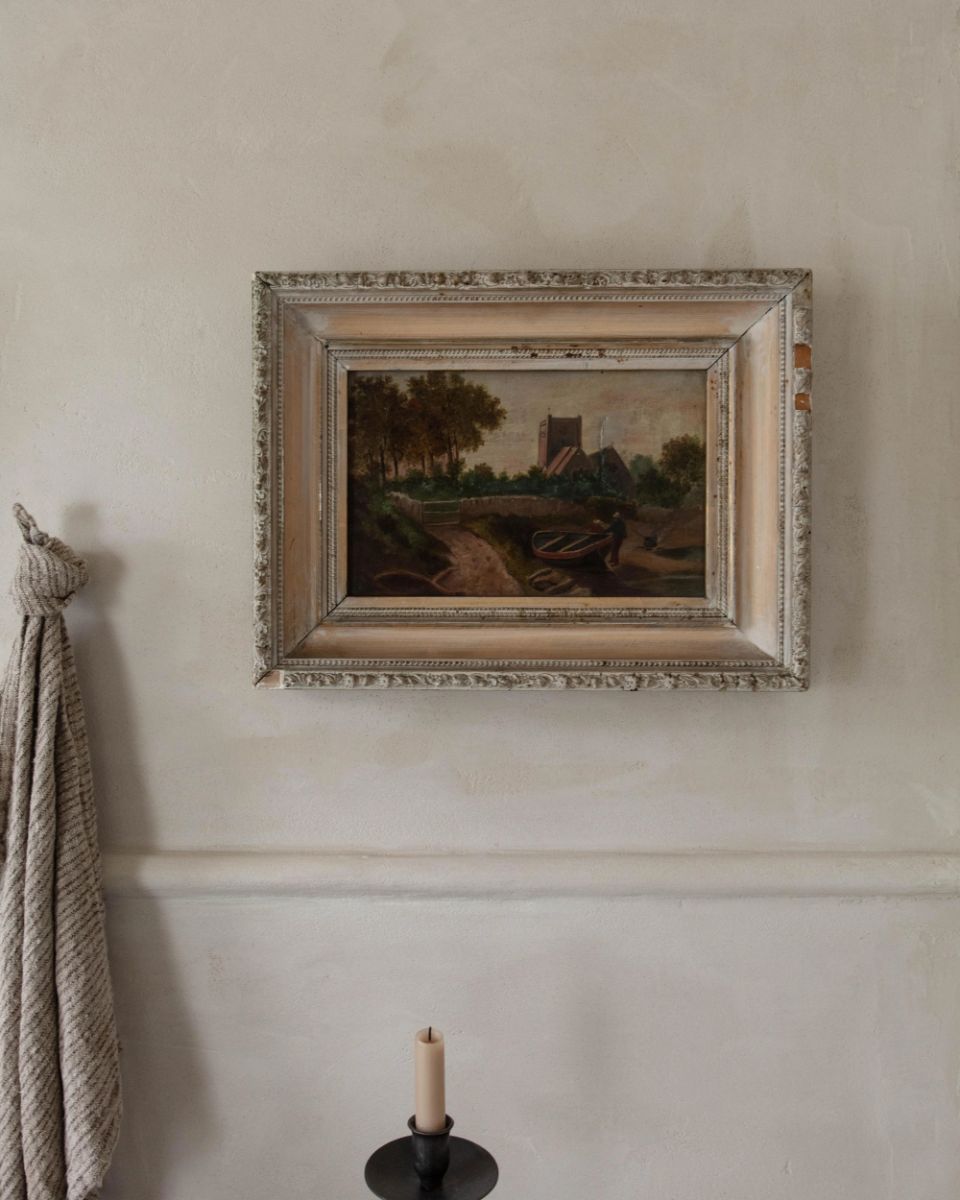 Starý obraz zavesený na stene.