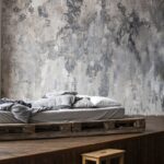 Paletová posteň na drevenom pódiu pri výraznej vzorovanej steirke.