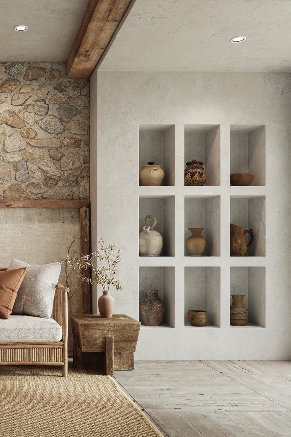 Časť miestnosti s hlinenou stenou s nikami, v ktorých sú hlinené nádoby.