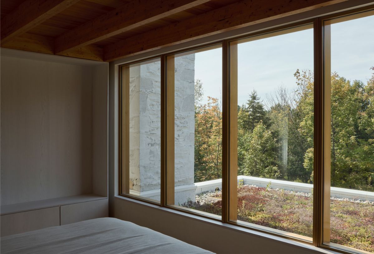 Jedným z cieľov rekonštrukcie bolo prepojiť interiér s exteriérom. Architekti to dosiahli nielen veľkými oknami s výhľadom na okolitú prírodu, ale aj viacerými posuvnými dverami s výstupom na terasu a do záhrady.