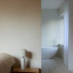 Pohľad zo spálne do kúpeľne so samostatne stojacou vaňou.