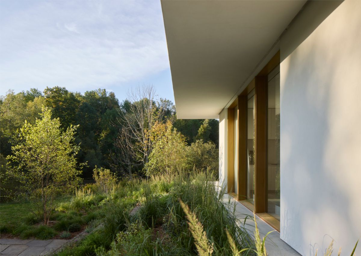 Bohatá zeleň, ktorá dom obklopuje, vytvára k bielej fasáde pekný kontrast. V zime zas dom splýva so snehovou pokrývkou.