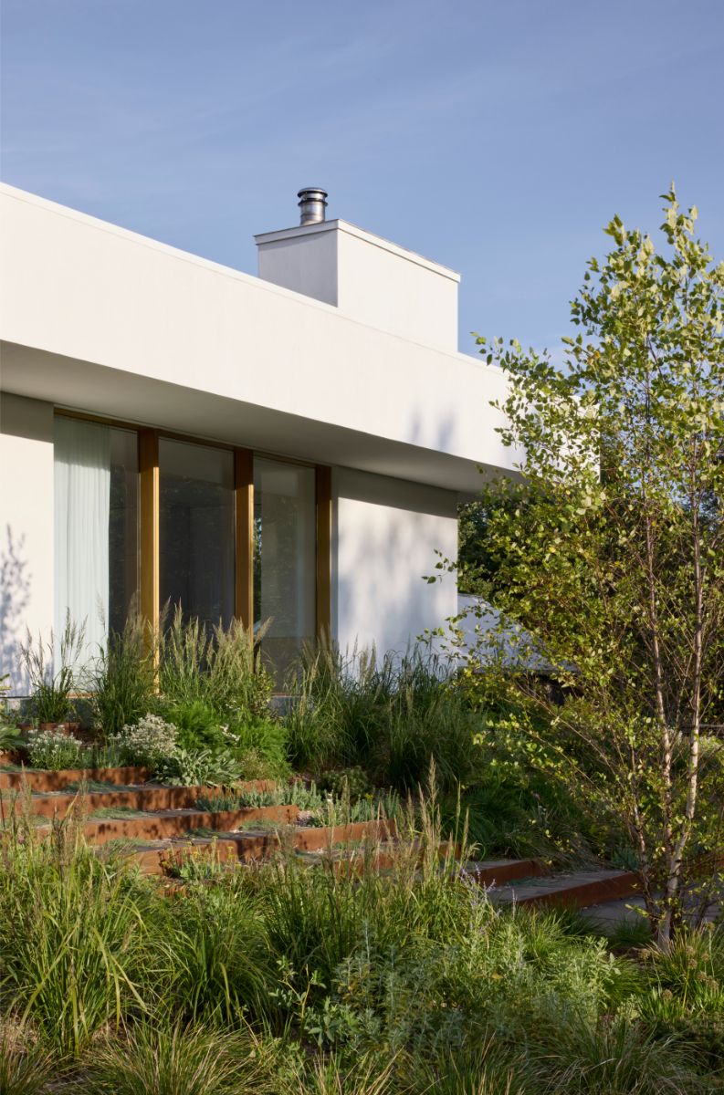 Architekti zateplili dom konopnou izoláciou. Výmenou okien a dverí a novými oknami nad prístavbou, ktoré pohlcujú slnečné žiarenie, taktiež prispeli k zvýšeniu tepelného komfortu.