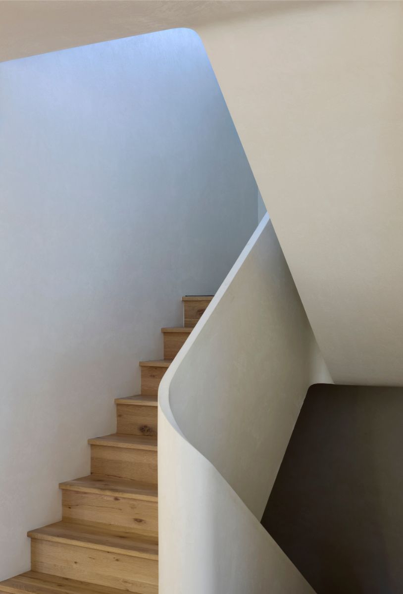 Dom využíva princípy pasívneho domu, aby znížil spotrebu energií a udržal si príjemnú klímu počas celého roka.