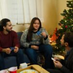 Partia priateľov hrá kartovú hru.