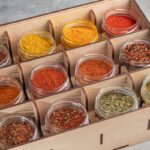 Krabica s koreninami vo fľaštičkách.