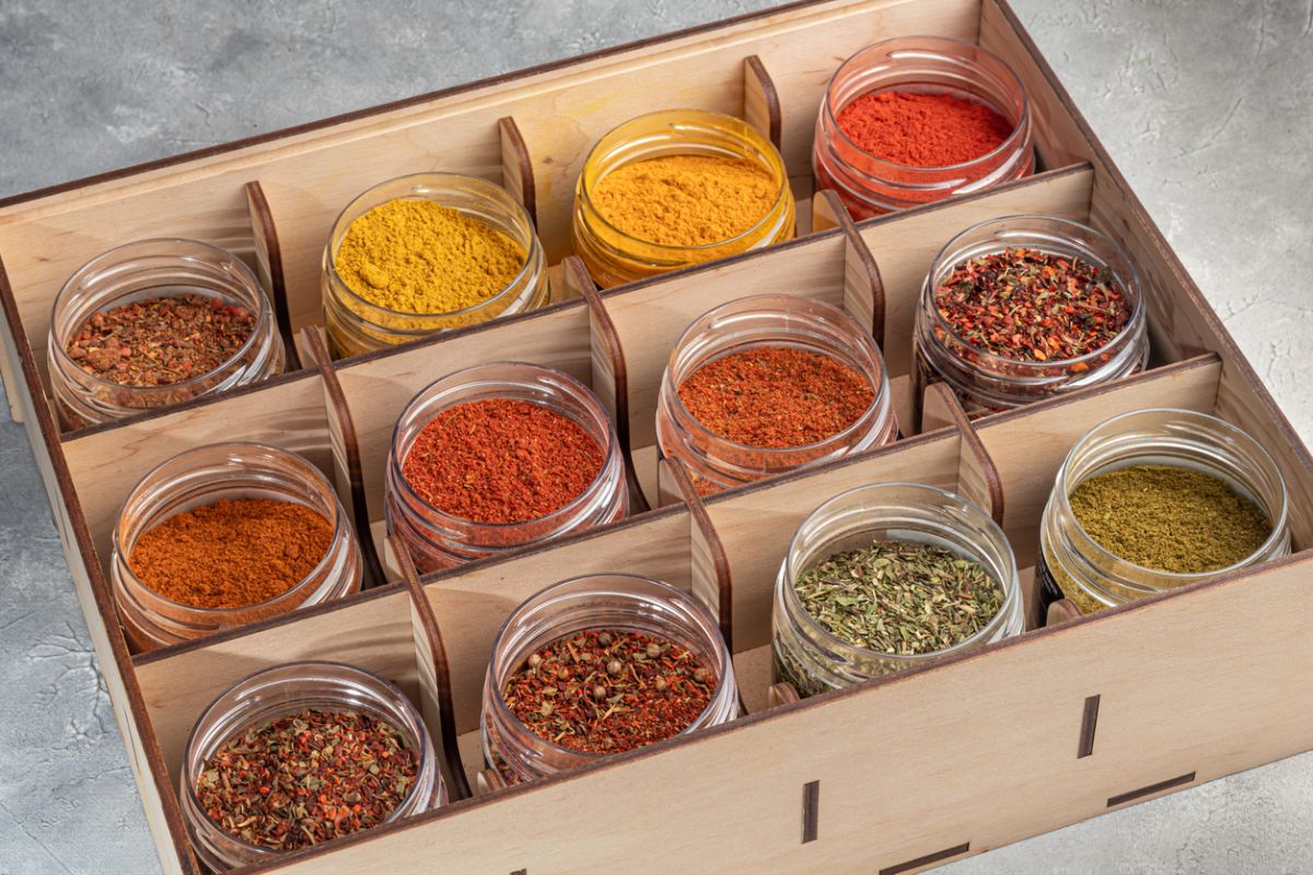 Krabica s koreninami vo fľaštičkách.