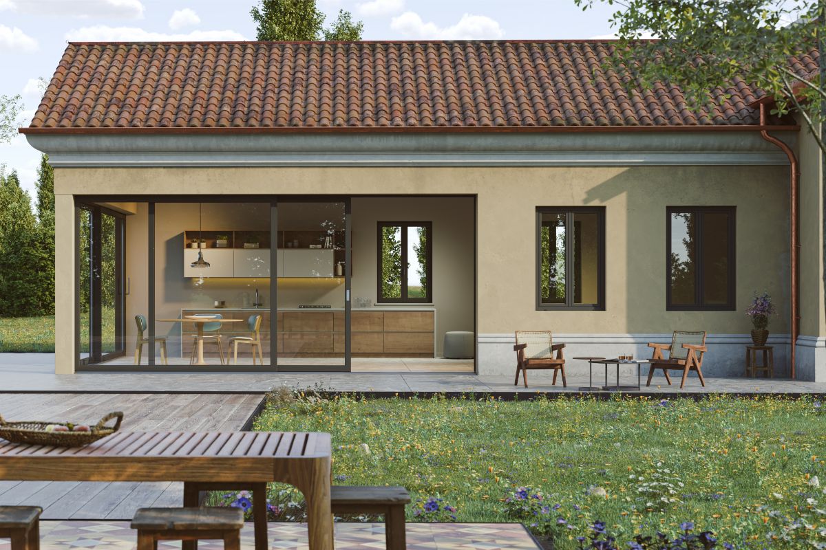 Moderný bungalov s presklenými posuvnými dverami a sedením na terase.