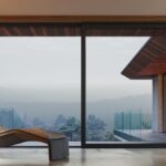 Výhľad cez presklenú stenu s posuvnými dverami.