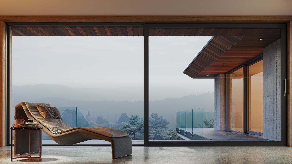 Výhľad cez presklenú stenu s posuvnými dverami.