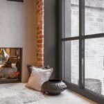 Sedenie pod vysokým deleným oknom v modernm interiéri.