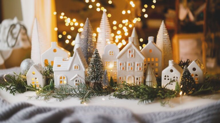 Vianočná dekorácia s domčekmi a svetielkami.
