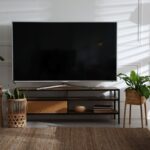 Televízor stojaci na nízkej skrinke v obývačke.