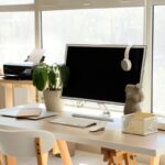 Moderný počítač s bezdrôtovou myškou a klávesnicou na pracovnom stole.