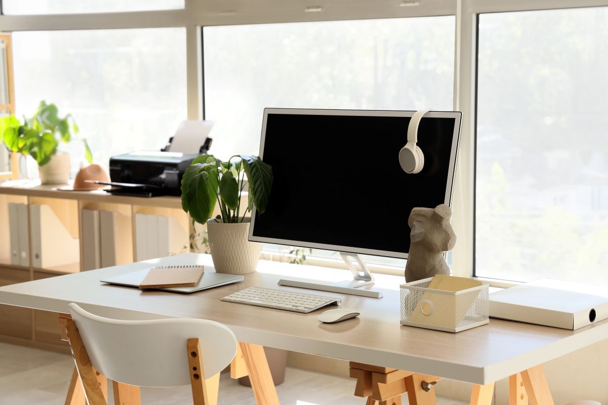 Moderný počítač s bezdrôtovou myškou a klávesnicou na pracovnom stole.