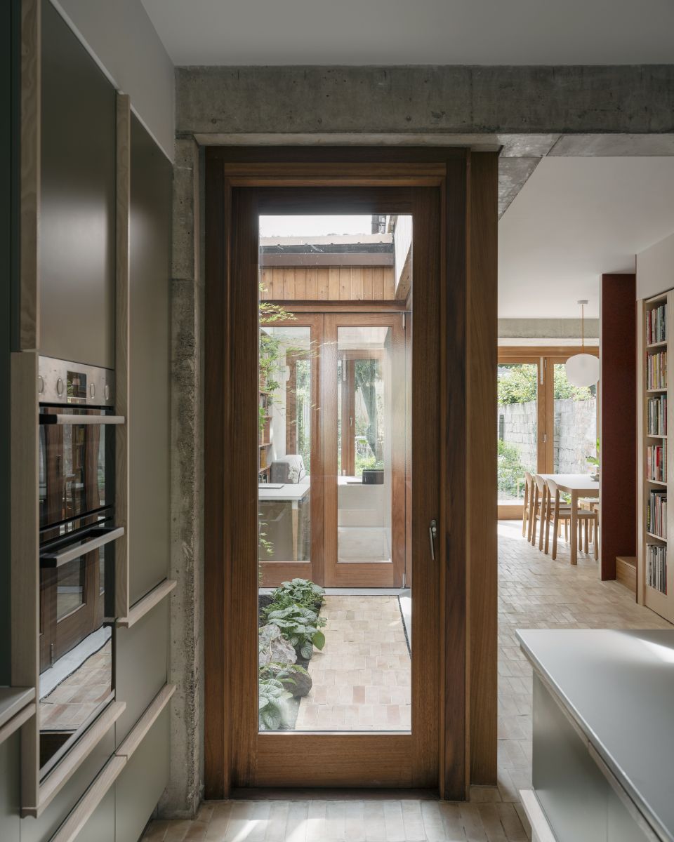 Súčasťou domu je aj malé átrium, ktoré dovnútra privádza viac svetla aj prírody.