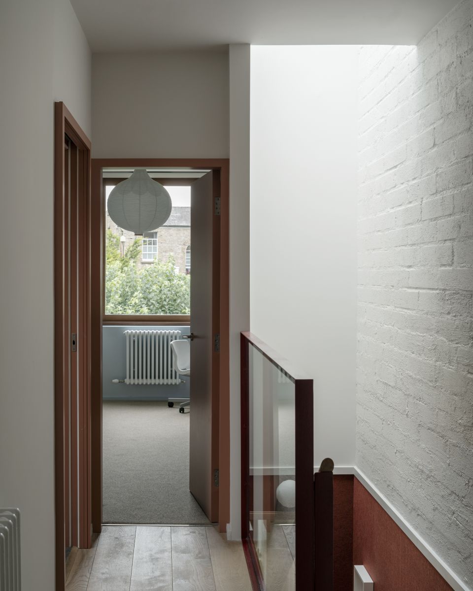 Na poschodí sa nachádza pracovňa, dve spálne, i dve kúpeľne, jedna súkromná, druhá spoločná.