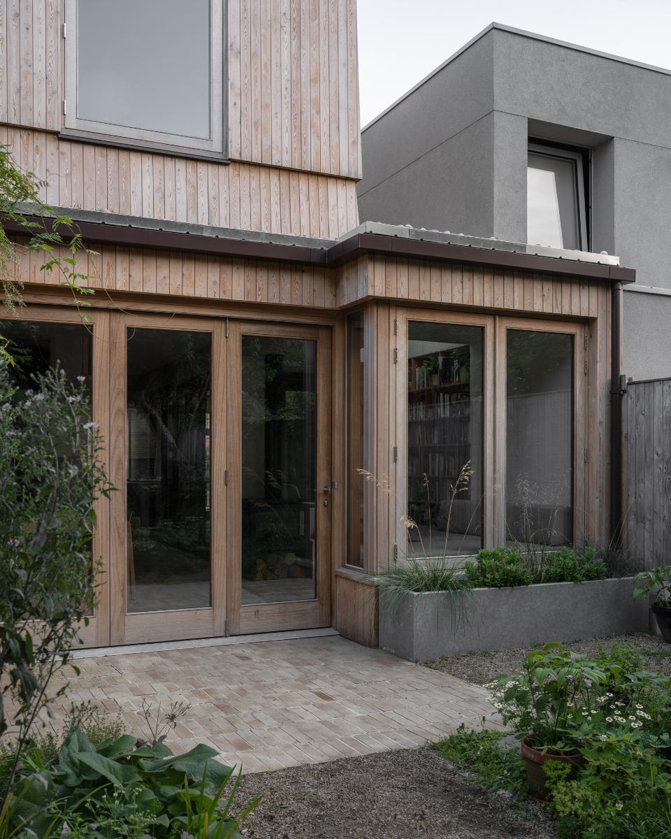 Smerom na zadný dvor s terasou vedú dvere, ktoré sa dajú  poskladať. Dom sa tak dokáže otvoriť smerom k nádvoriu a pocit priestrannosti sa zvýši.