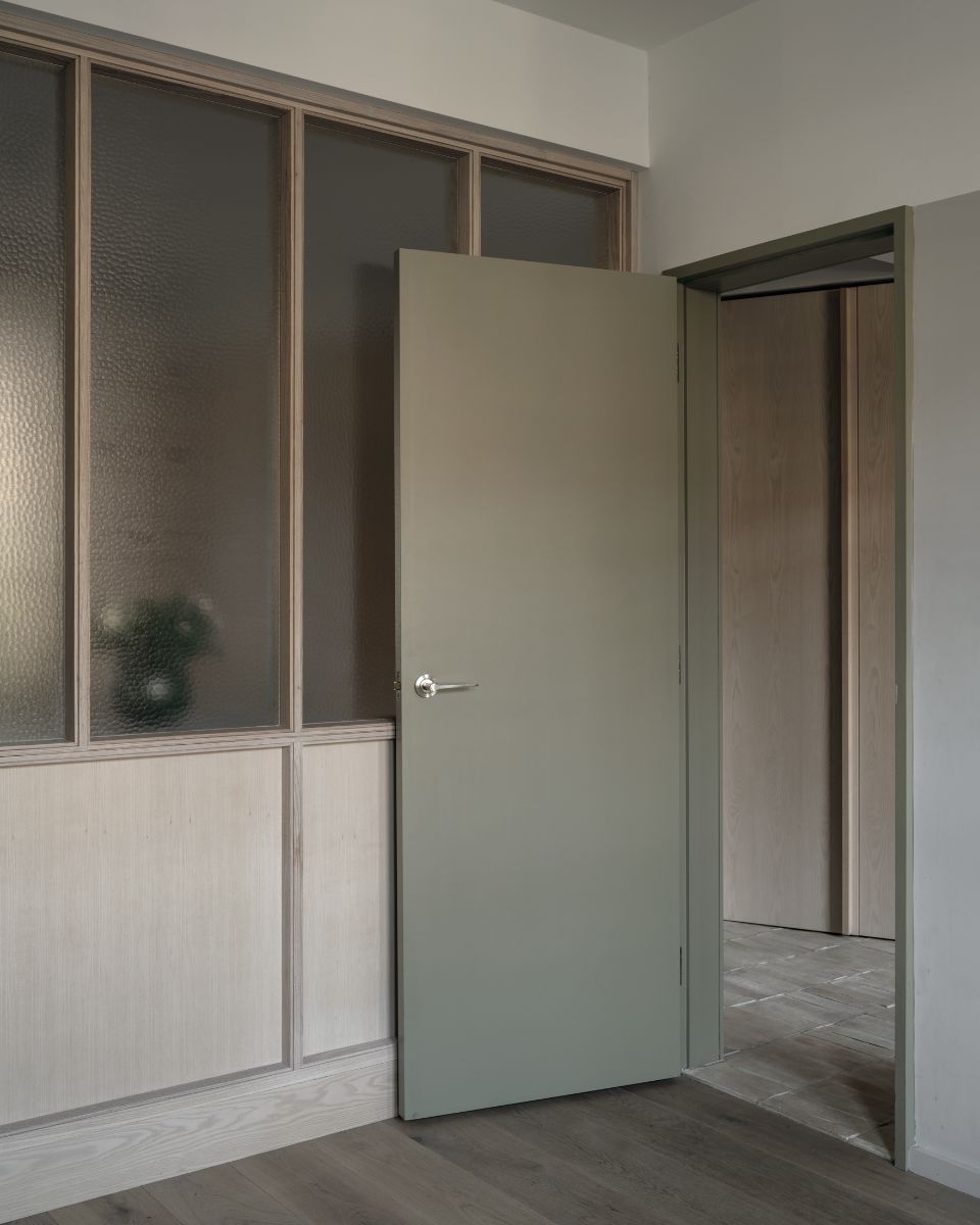 Súčasťou prízemia je v prednej časti s arkierovými oknami samostatná miestnosť so sedačkami a stolíkom.