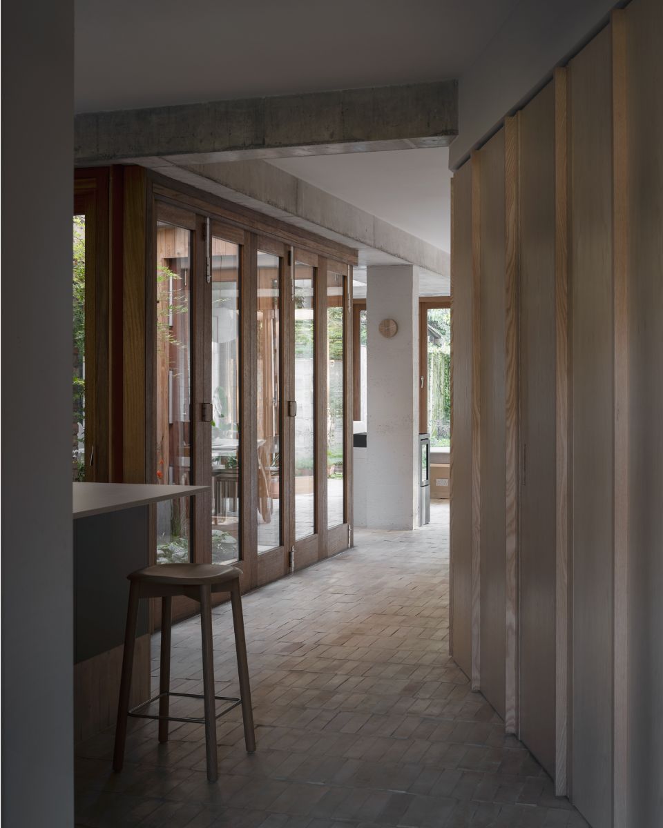 Svetlo do stredu interiéru privádza aj átrium s presklenými stenami.