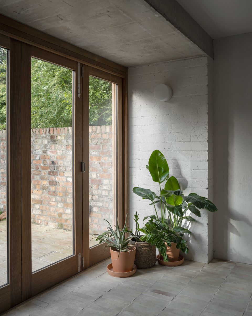 Široké presklenie sú v skutočnosti skladacie dvere, ktoré sa počas priaznivého počasia dajú úplne otvoriť. Dom sa tak stáva súčasťou svojho okolia.