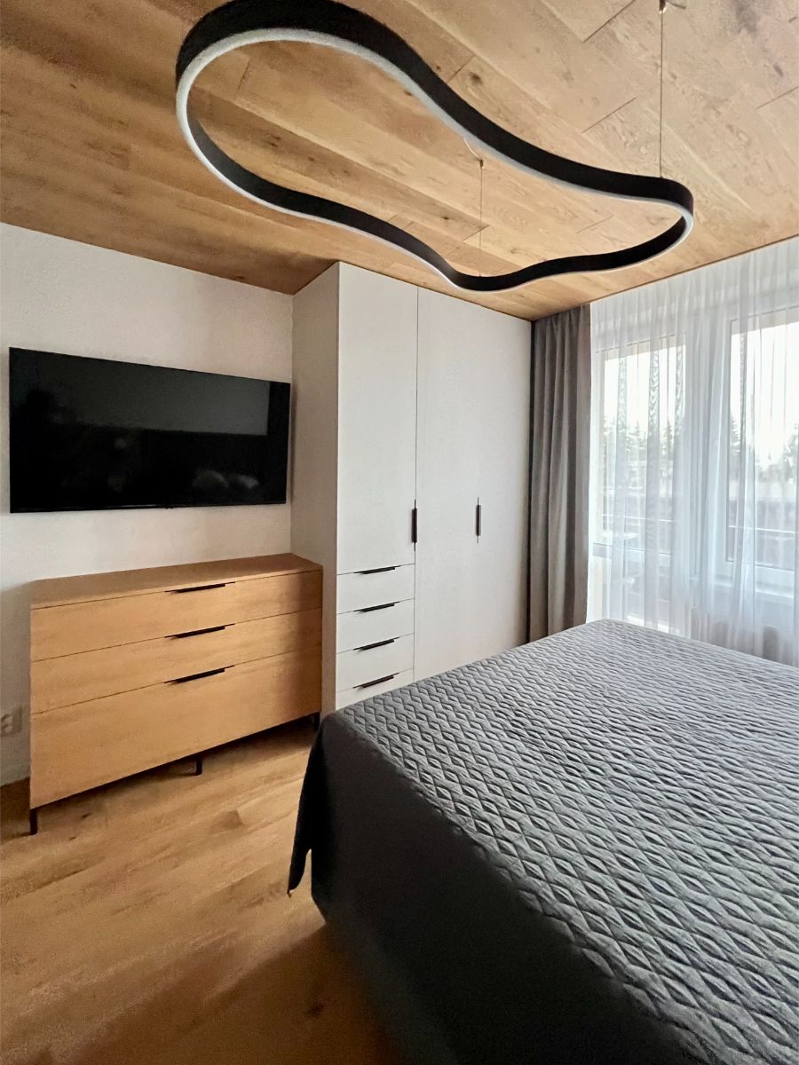 Pohodlie v rekreačnom byte nechýba. Súčasťou spálne je aj televízia, na ktorú sa môžu domáci dívať rovno z postele.