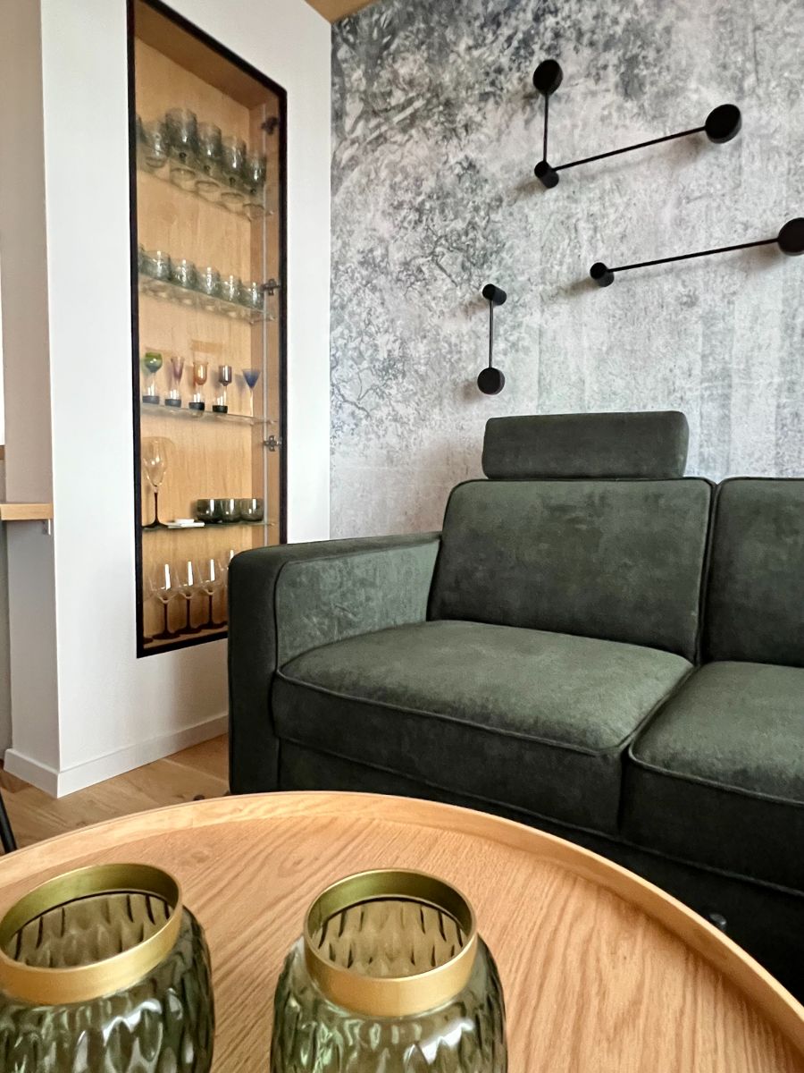 Priečka, ktorá oddeľuje kuchyňu a obývačku, bola urobená zámerne hlbšia, aby sa do nej zmestila presklená vitrína.