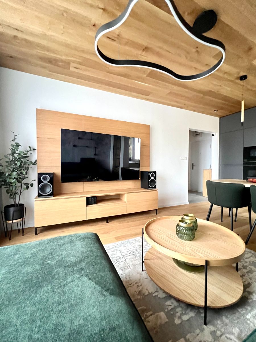 Dizajnérka chcela, aby bývanie odrážalo horskú atmosféru, no stále bolo verné svojmu panelákovému pôvodu.