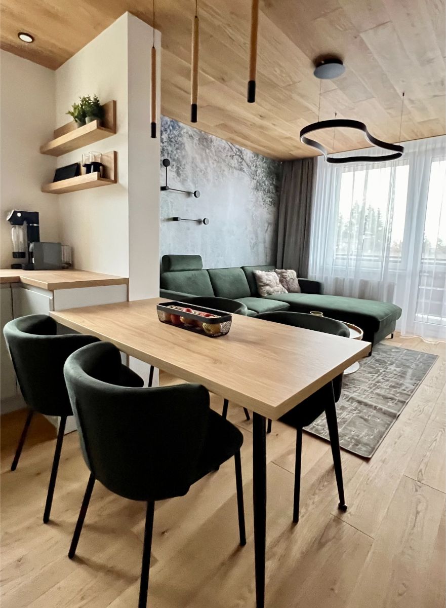 Celý byt prepája drevená dyha na strope i na podlahe. Keďže ide o výrazný prvok, zvyšok interiéru zariadila dizajnérka neutrálne.