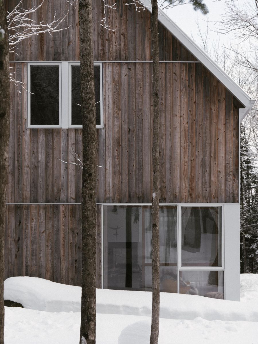 Pri stavbe domu sa architekti inšpirovali tradičnou ľudovou architektúrou.
