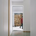 Pohľad z interiéru von na úložný priestor na drevo na kúrenie.