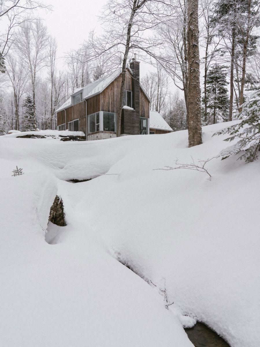 Krásu prírodného prostredia pri dome umocňuje neďaleký lesný potok.