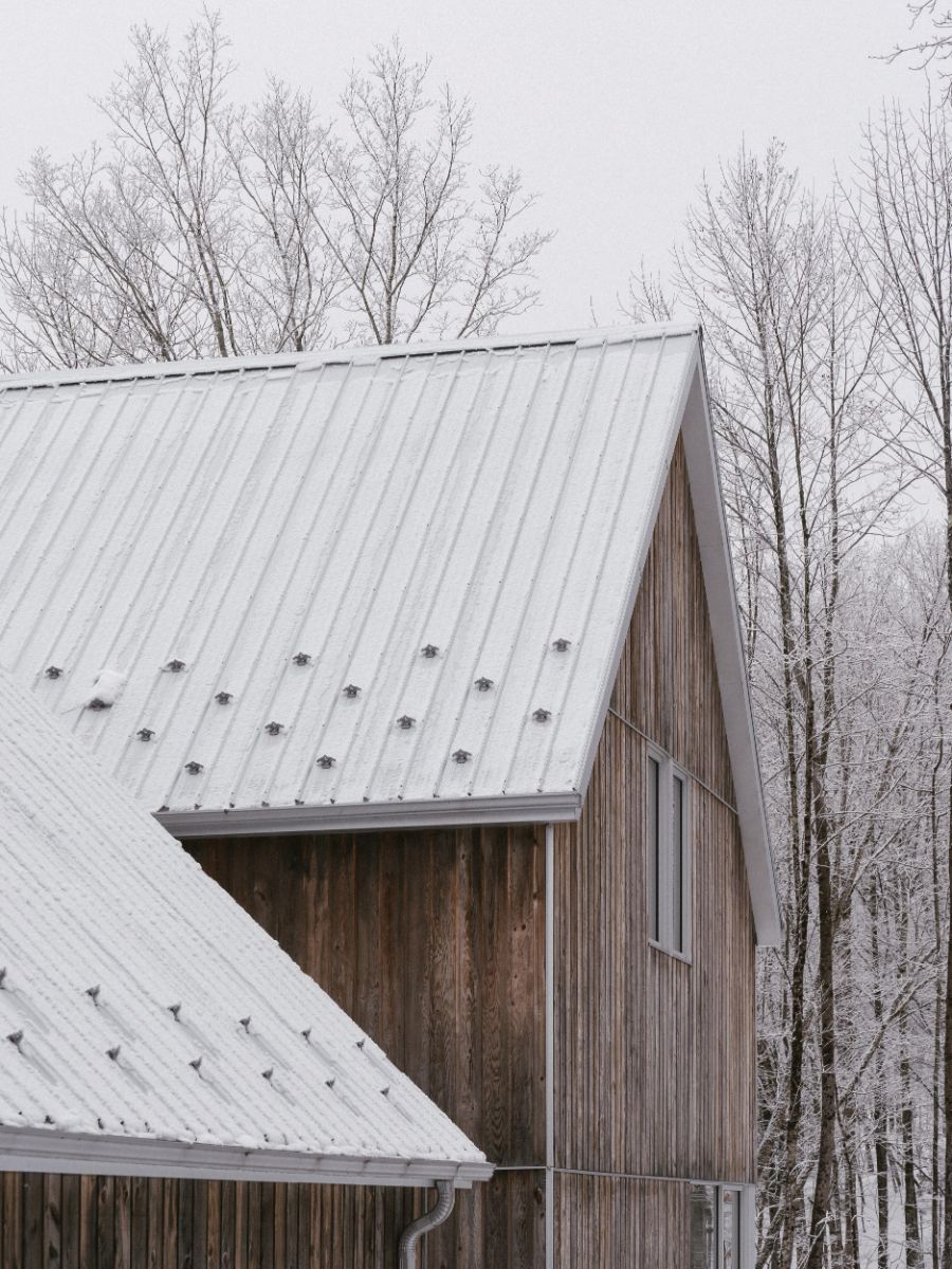 Pri stavbe domu sa architekti inšpirovali tradičnou ľudovou architektúrou.