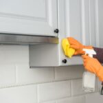 Detail utierania dvierok na bielej kuchynskej linke.