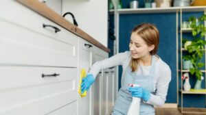 6 vecí, ktoré vám zničia drevenú kuchynskú linku, niektoré aj ihneď. Týmto sa pri čistení radšej vyhýbajte