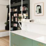 Pohľad z kuchyne na tmavú knižnicu pri stene.