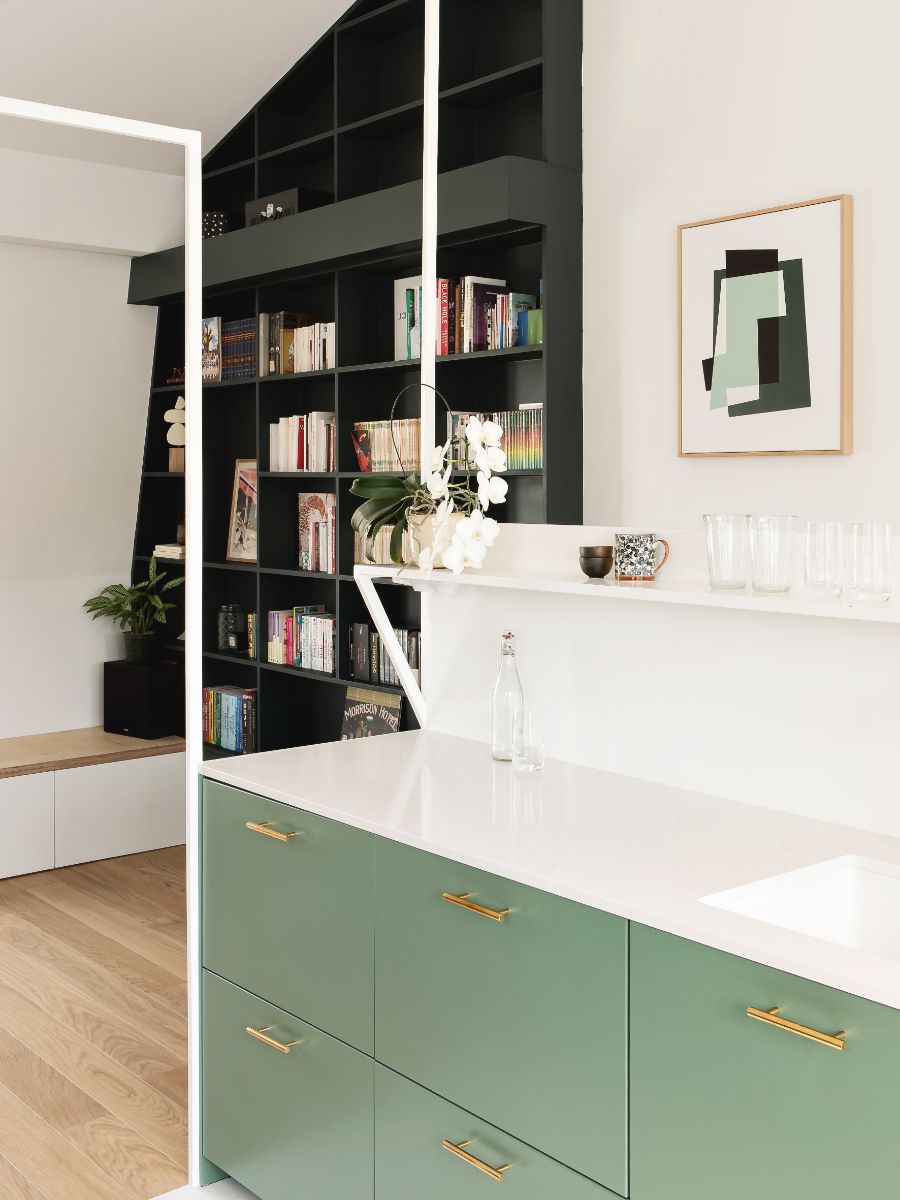 Keď vystúpite po schodoch (vpravo za stenou) hore na poschodie, uvidíte obývačku, kuchyňu i jedáleň.