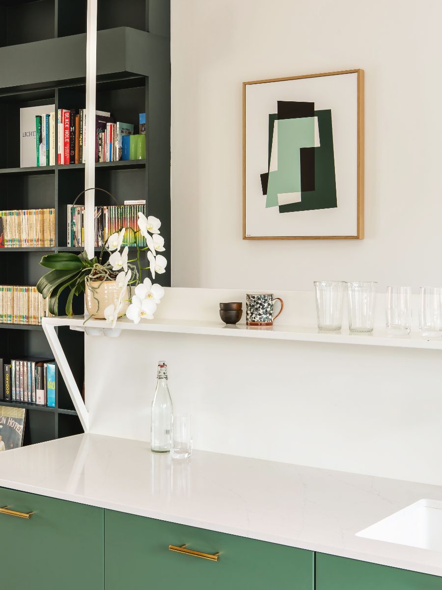 Kuchyňa tu funguje ako autonómny priestor. Plne spojená so zvyškom priestoru, ale pritom jasne oddelená.