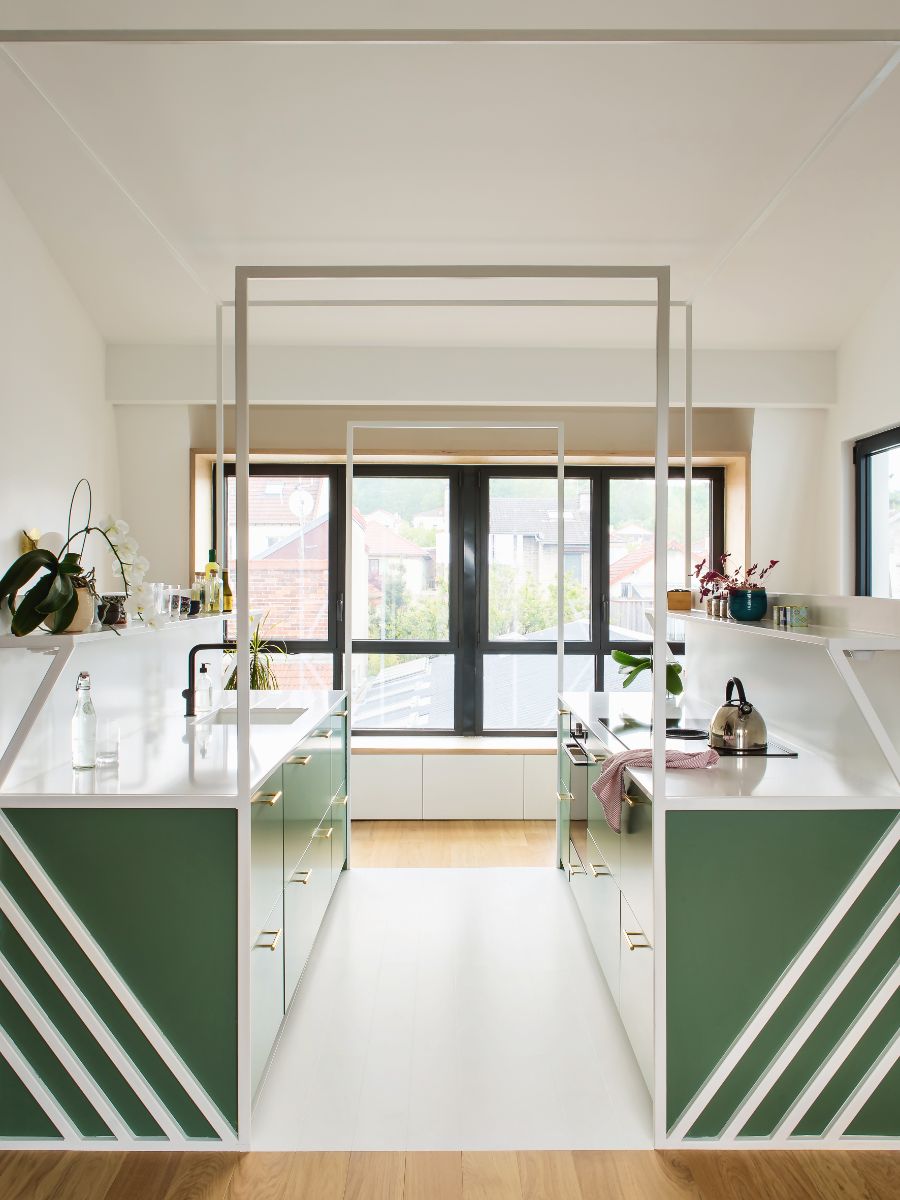 Kuchyňu umiestnili architekti do kovovej konštrukcie uprostred priestoru. Vďaka tomu má svoj vlastný ohraničený priestor a podporuje tak zónovanie.