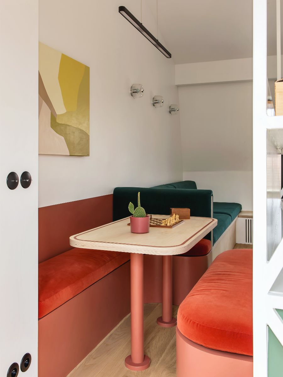 Celý priestor je vyrátaný tak, aby sa aj do relatívne malej plochy zmestili všetky tri denné funkcie - kuchyňa, jedáleň aj obývačka.